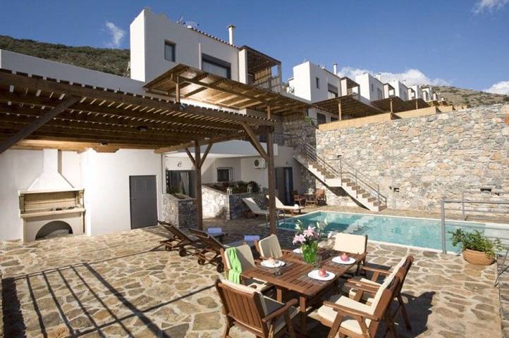Villa for 2 people, with garden and pool as well as balcony and ocean view in Agios Nikolaos