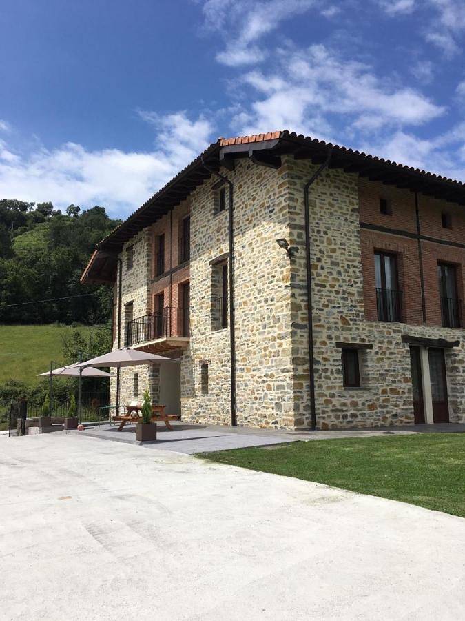 Location de vacances pour 12 personnes, avec Balcon et Terrasse ainsi que Jardin et Vue à Balmaseda