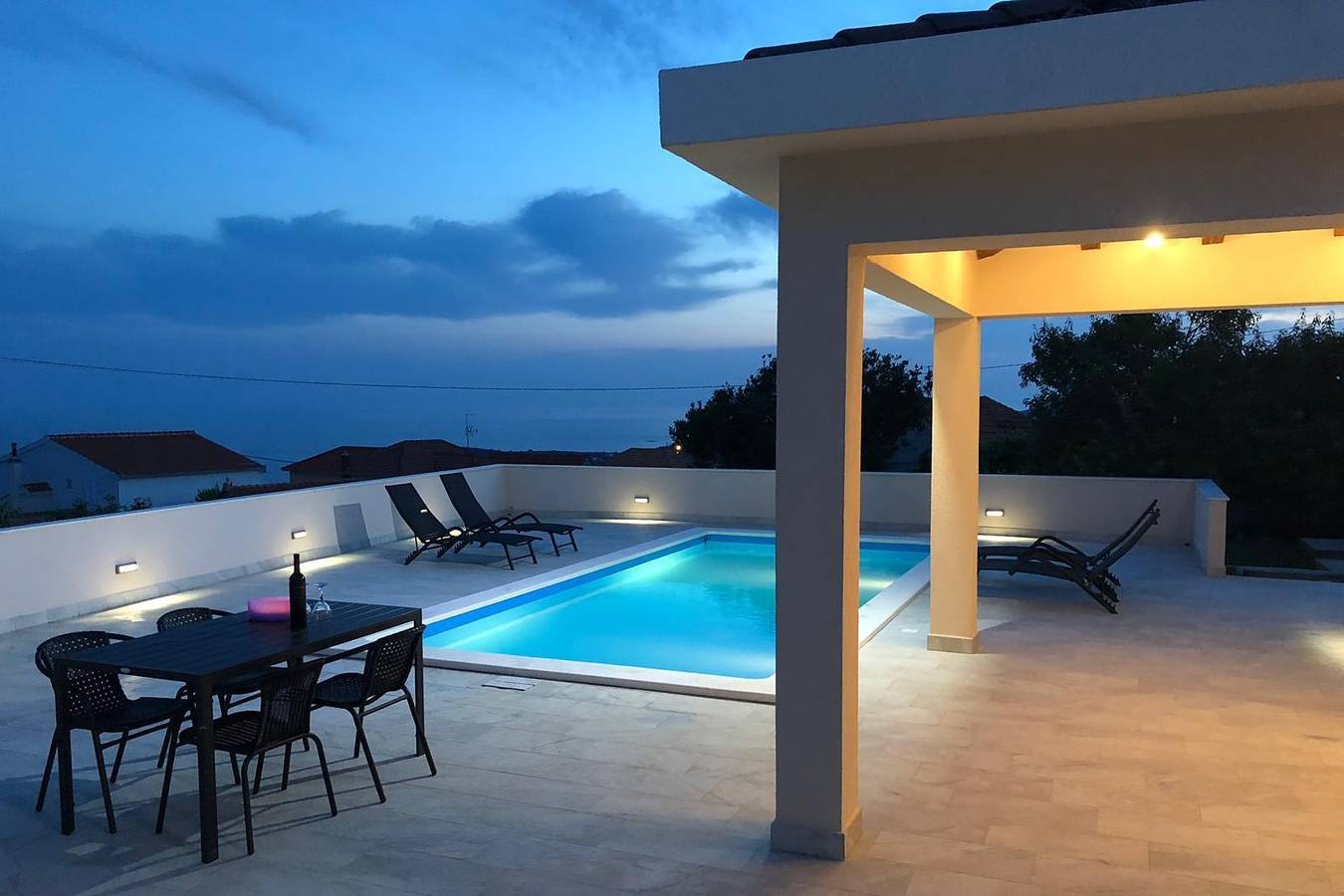 Dvosobna kuća s terasom i pogledom na more Sevid, Trogir K-22950 in Sevid, Splitsko-dalmatinska županija