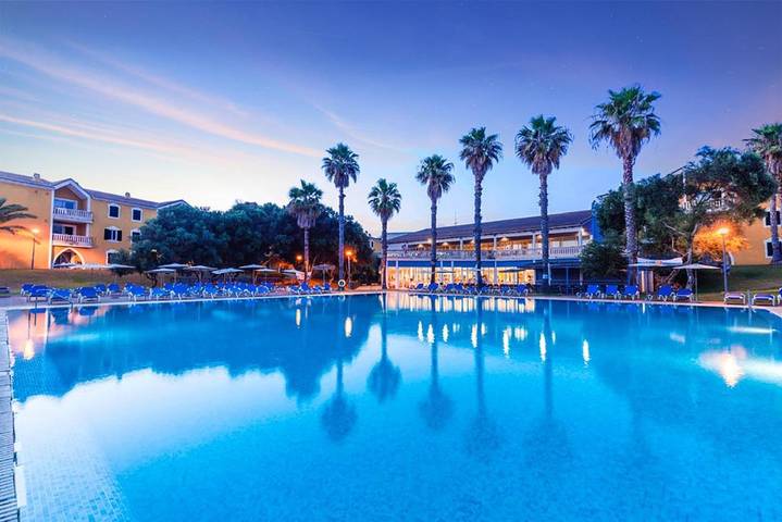 Apartamento para 4 personas, con Terraza y Jardín además de Piscina para niños y Piscina en Sa Caleta (Menorca)