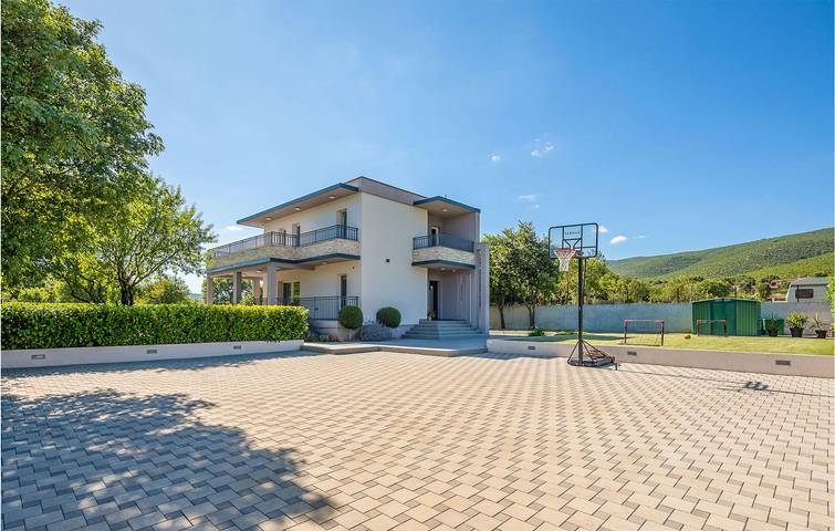 Geräumige 2-Zimmer-Wohnung mit Pool, WLAN, Küche und Parkplatz in Dalmatinisches Zagora