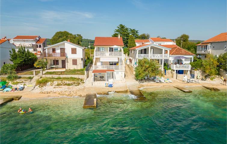 Ganze Ferienwohnung, Gemütliche Ferienwohnung mit Terrasse, WLAN und Parkplatz in der Nähe des Nudistička-Strandes in Bibinje, Zadar