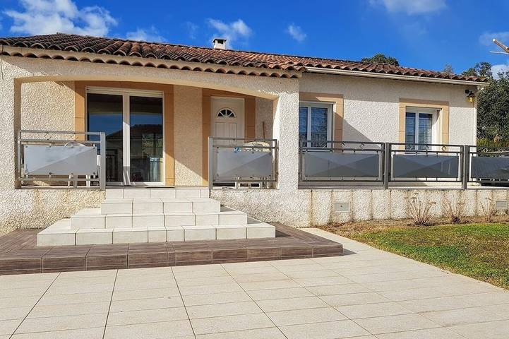 Location de vacances pour 6 personnes, avec jardin et terrasse à Ventiseri
