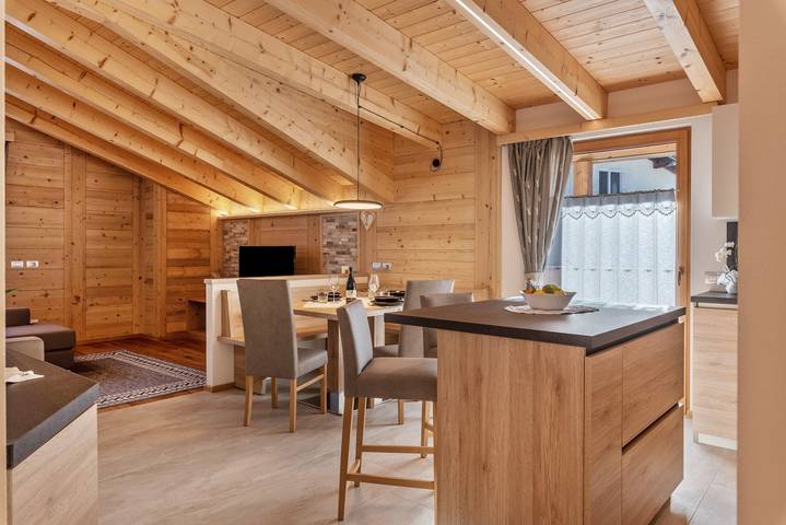 Entire apartment, Majon De Rita Apartment with Mountain View, Hot Tub, and Wi-Fi in Vigo di Fassa, San Giovanni di Fassa