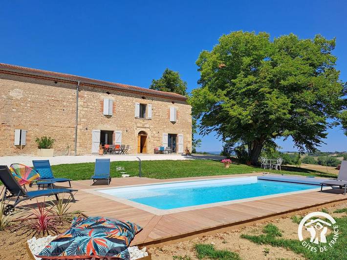 Gîte pour 7 personnes, avec Terrasse ainsi que Jardin et Piscine à Aussac