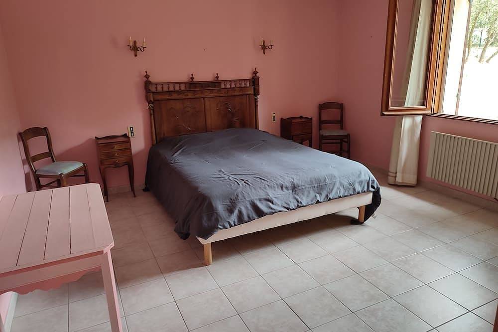 At the foot of the Luberon, beautiful house with swimming pool. in Maubec, Parque natural regional del Luberon