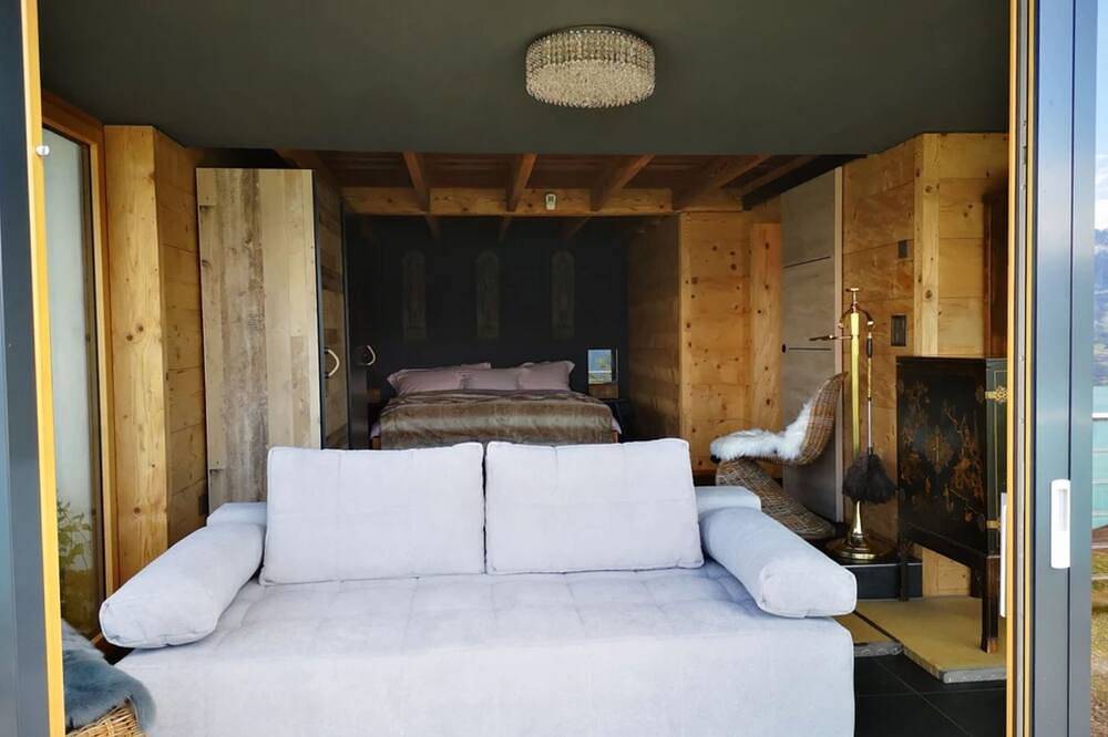 Chalet with panoramic views of the mountains of the Oberland and Lake Thun in Sigriswil, Meer van Thun