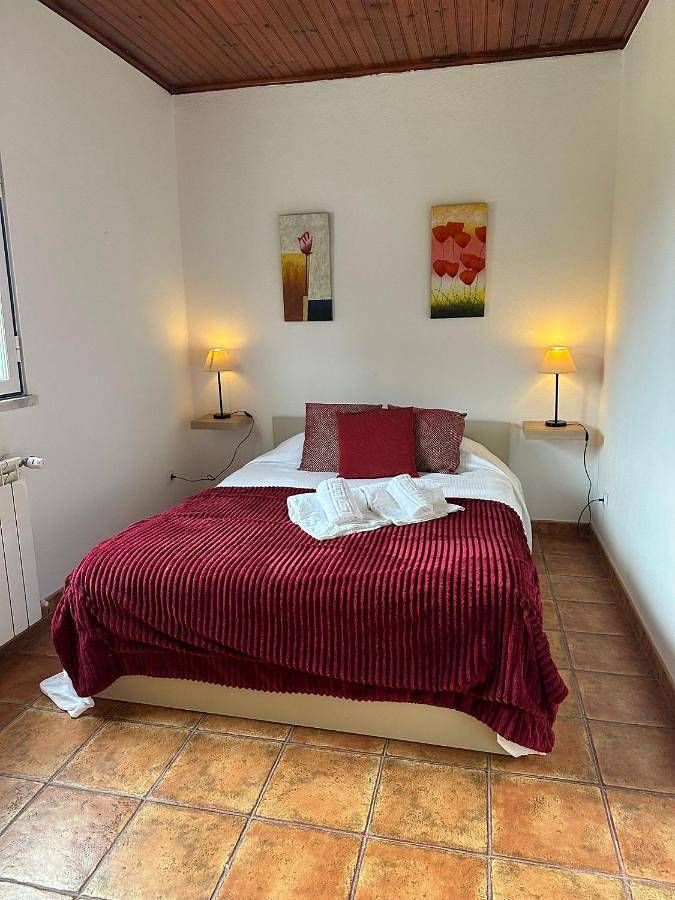 Gîte pour 4 personnes, avec jardin et bassin pour enfant ainsi que vue et piscine dans Santo Estevão - 2