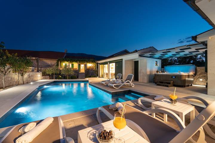 Villa per 10 persone, con Balcone/Terrazza e Giardino nonché Piscina e Sauna in 