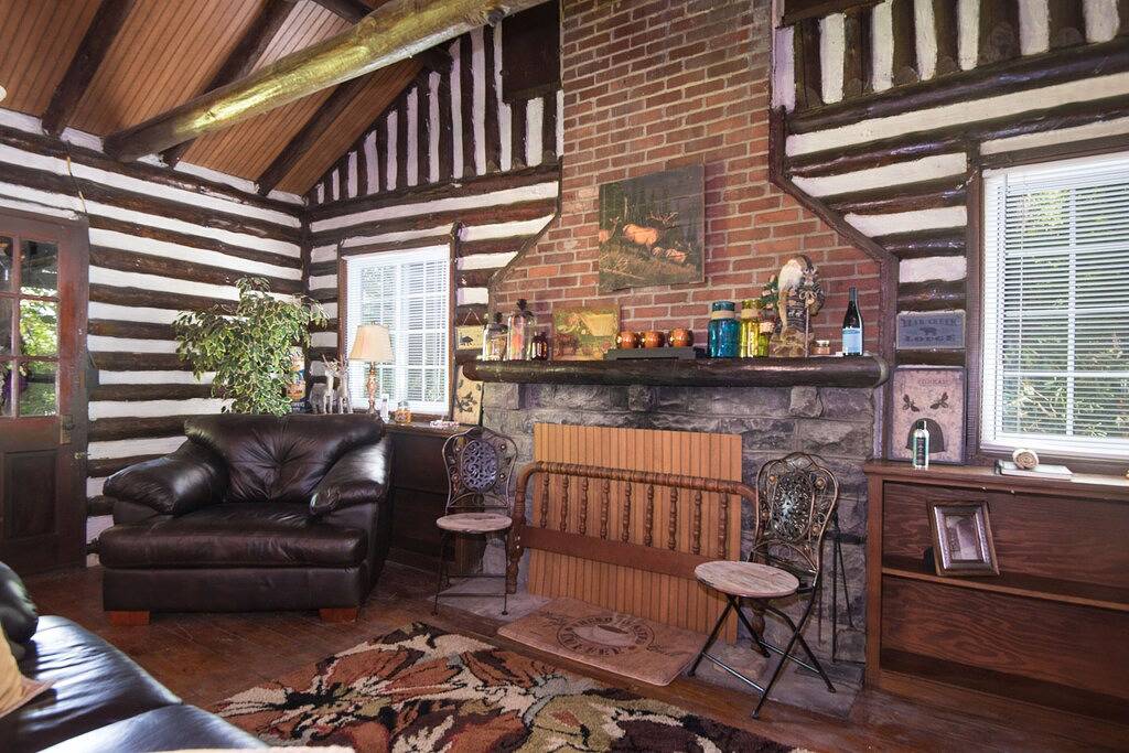 Schweizer Kabine der Alten Welt eingebettet im Wald in Knox County (TN)