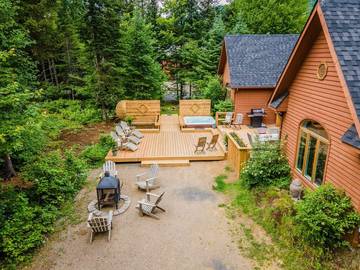 Chalet for 11 Guests in Lac-Supérieur, Quebec, Picture 2