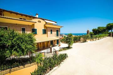 Gîte pour 5 personnes, avec jardin ainsi que jacuzzi et piscine, animaux acceptés à Cupra Marittima