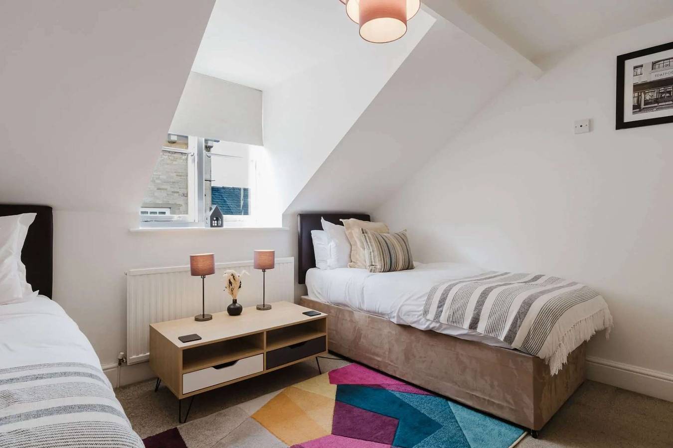 Entire holiday apartment, 3 Bed Apartment Sleeps 6 - Pets Welcome - Parking in Cirencester, Gloucestershire