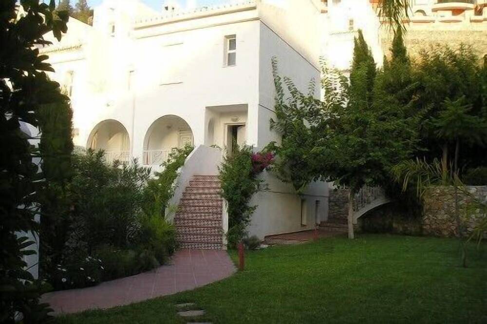 Villa with private tropical garden of 600 m².  Swimming pool and tennis in Los Pinos (Almunecar), Almuñecar