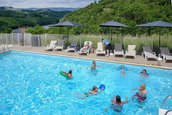 Camping pour 4 personnes, avec Jacuzzi ainsi que Bassin pour enfant et Piscine