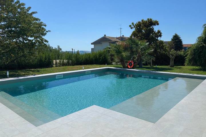 Chambre d’hôte pour 2 personnes, avec jacuzzi et piscine ainsi que jardin et balcon
