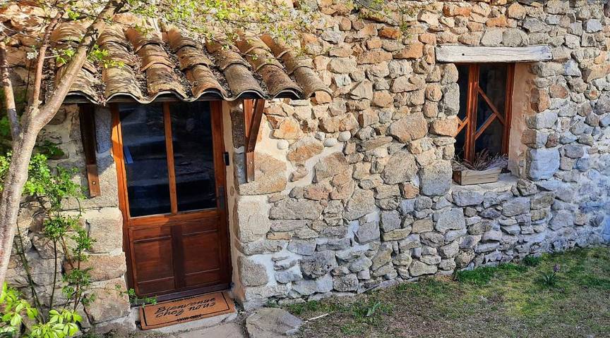 Location de vacances pour 10 personnes, avec Terrasse ainsi que Jardin et Vue à Silhac