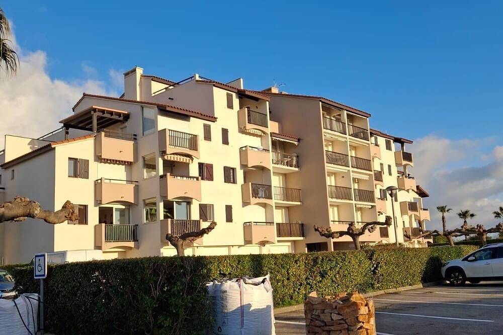 Entire apartment, Charming seaside studio with swimming pool in Elne, Côte d'Améthyste