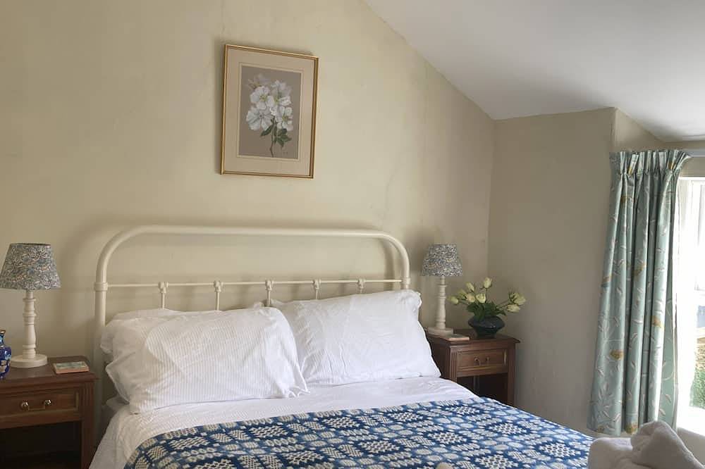 1 Penygroes cosy slate cottage within the Eryri/Snowdonia National Park in Penmachno, Snowdonia