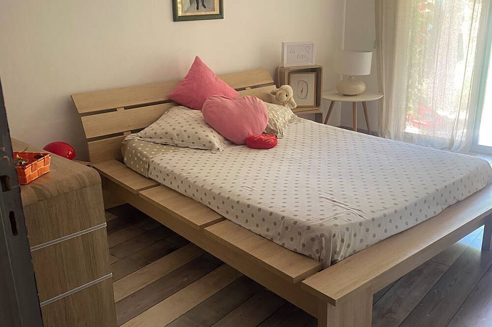 Beautiful Villa (8 prs) located in a quiet residential area. in Biot, Cannes region