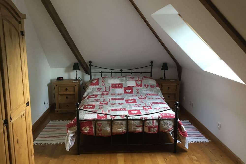 Gable End Cottage Sleeps 5 (3 Bedrooms) with heated pool in Canihuel, Région de Guingamp