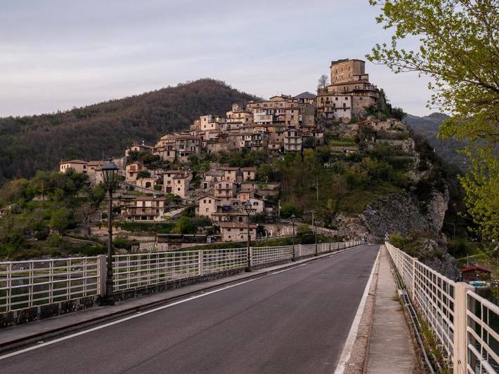 Gîte pour 4 personnes, avec balcon ainsi que vue et vue sur le lac, animaux acceptés à Castel di Tora - 2