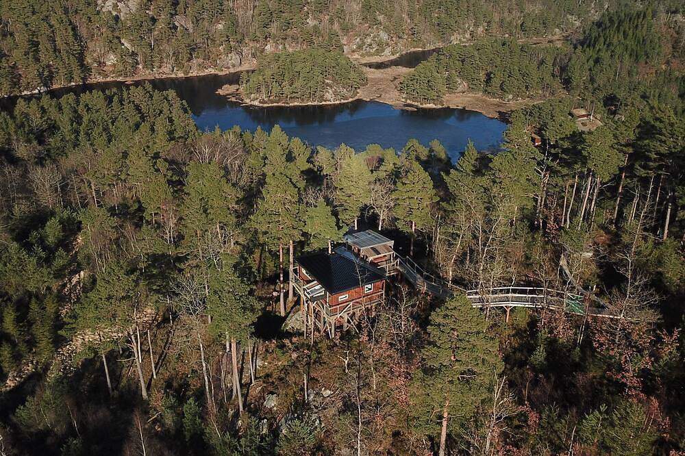 Treetop cabin south of Norway, a nice and cozy getaway in Mandal