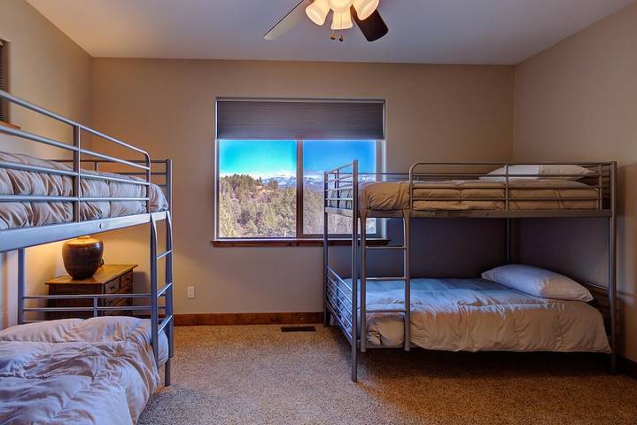 Vacation rental for 10 people, with balcony and yard as well as hot tub in Pagosa Springs