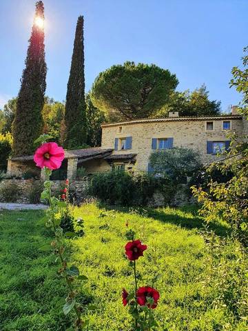 Cottage pour 4 personnes, avec piscine ainsi que vue et jardin à Crestet