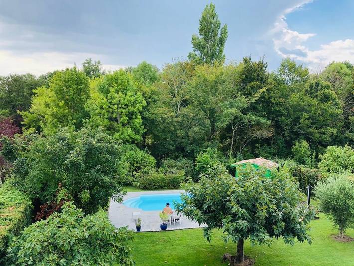 Location de vacances pour 2 personnes, avec vue et terrasse ainsi que piscine et jardin à Gradignan - 2