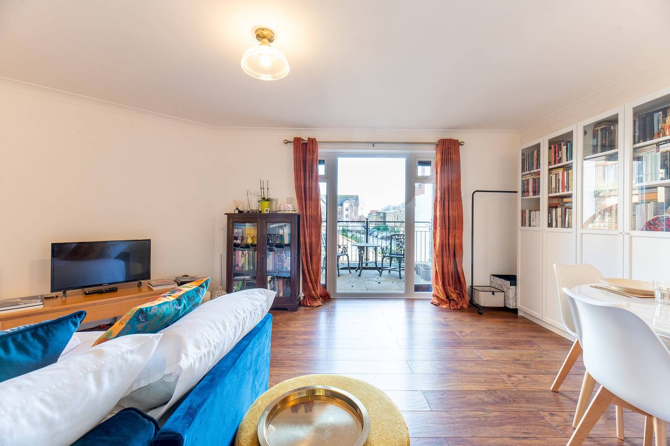 Entire apartment, City-chic central studio near station, Kingston - Pass the Keys in Kingston upon Thames, London