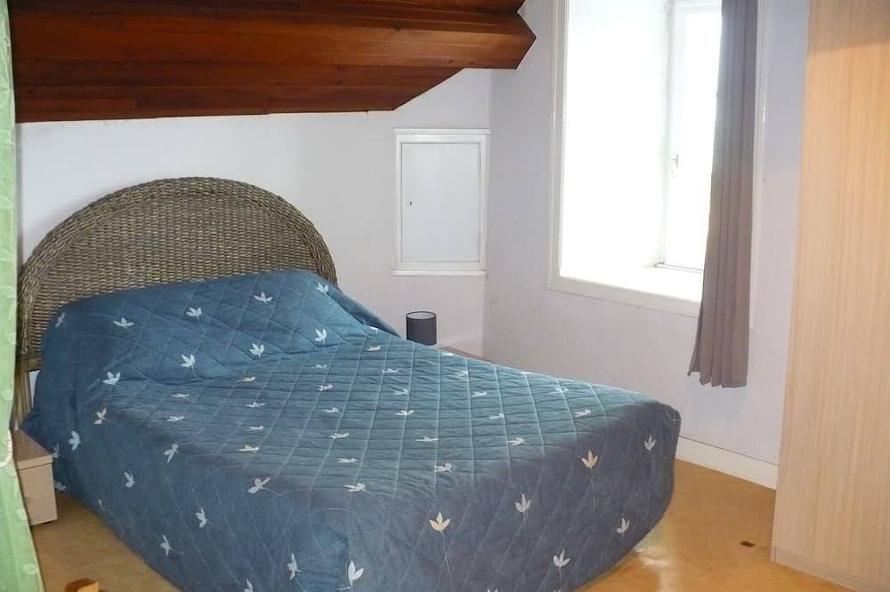 Entire apartment, Studio In Manor House With Sea View in Siouville-Hague, Côte de la Déroute