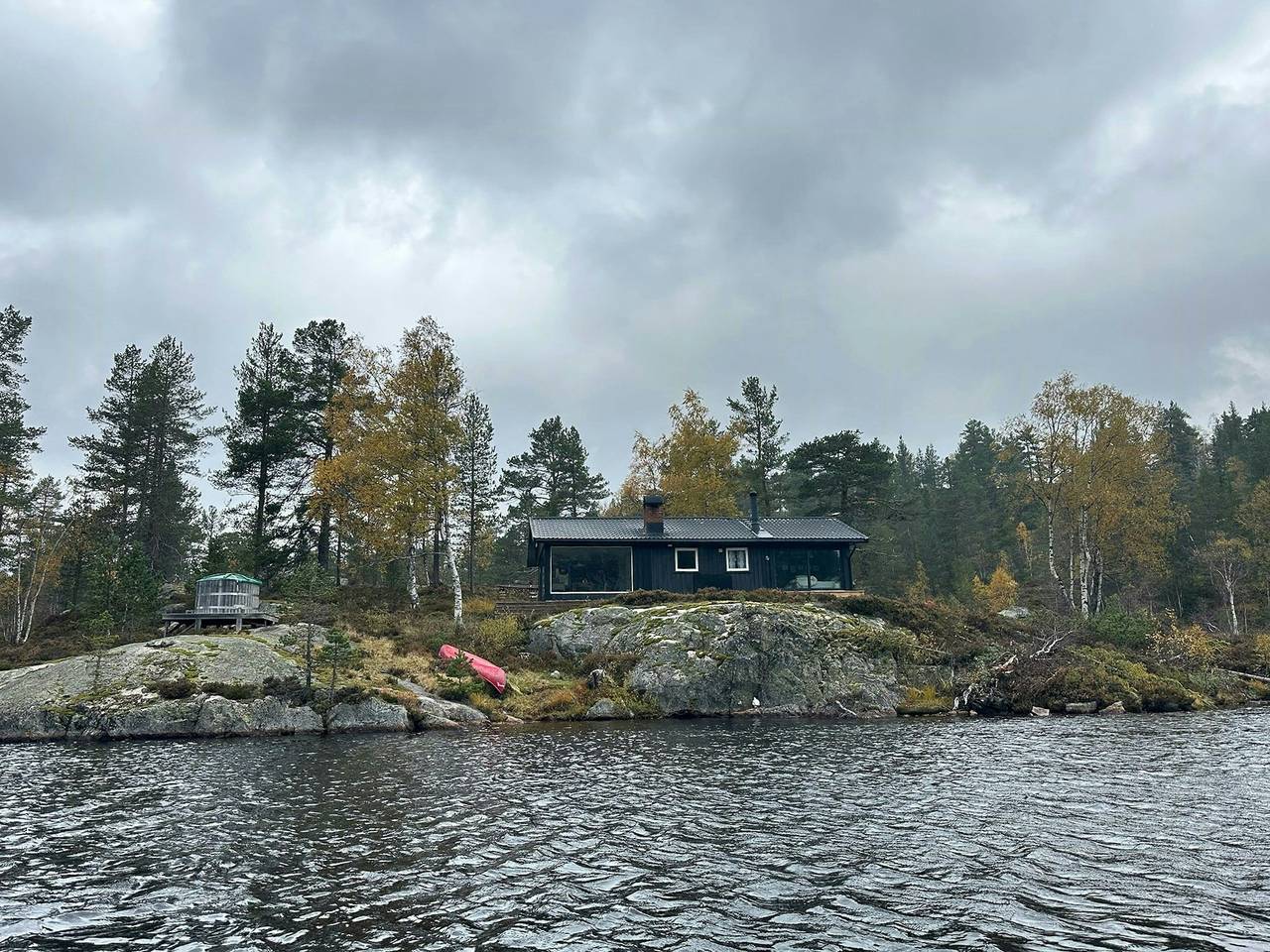Designhütte am Bergsee in Rukkedalen in Åmli