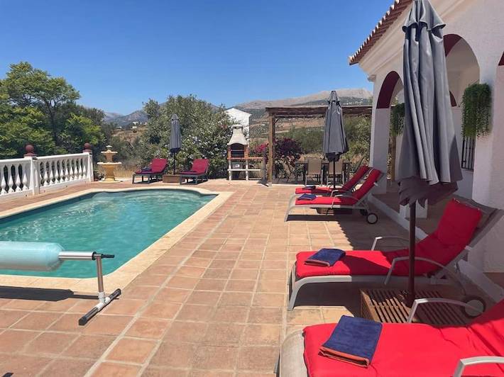 Casa rural para 6 personas, con vistas además de jardín y piscina en Viñuela