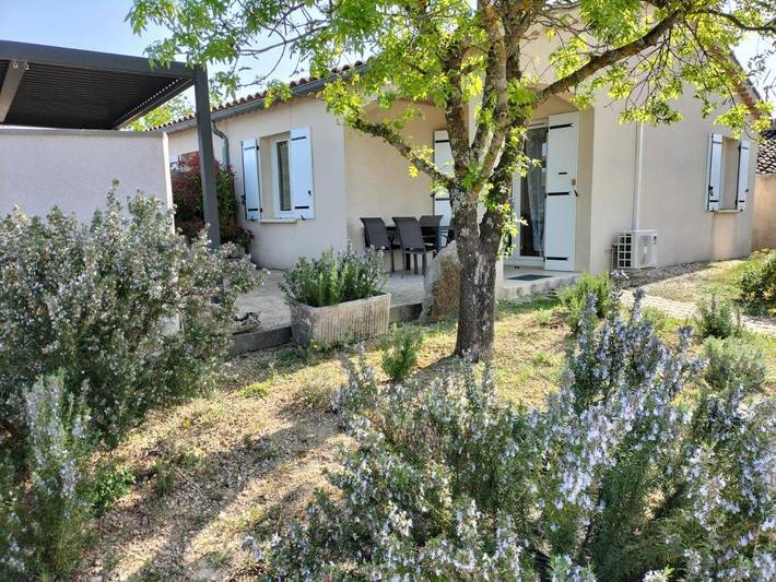 Location de vacances pour 4 personnes, avec jardin ainsi que piscine et vue à Lagorce - 2