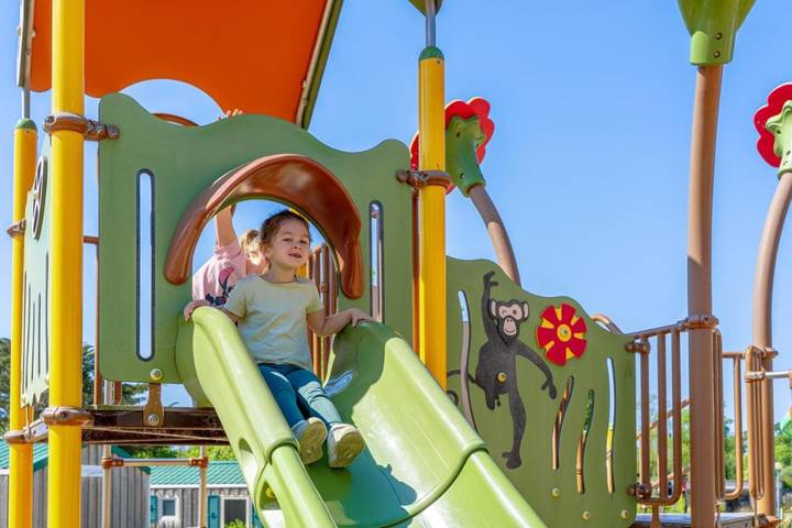 Camping für 4 Personen, mit Terrasse und Pool in Bénodet - 3