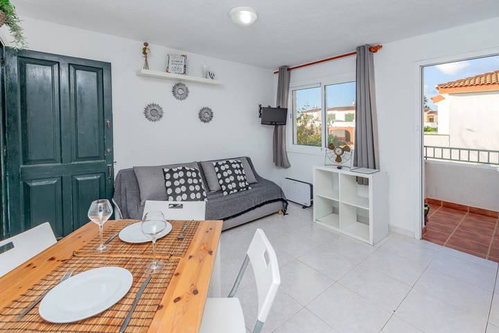Hel lejlighed, Peaceful Apartment with Shared Pool, Private Terrace and Wi-Fi Near the Cove in Cala Blanes, Ciutadella
