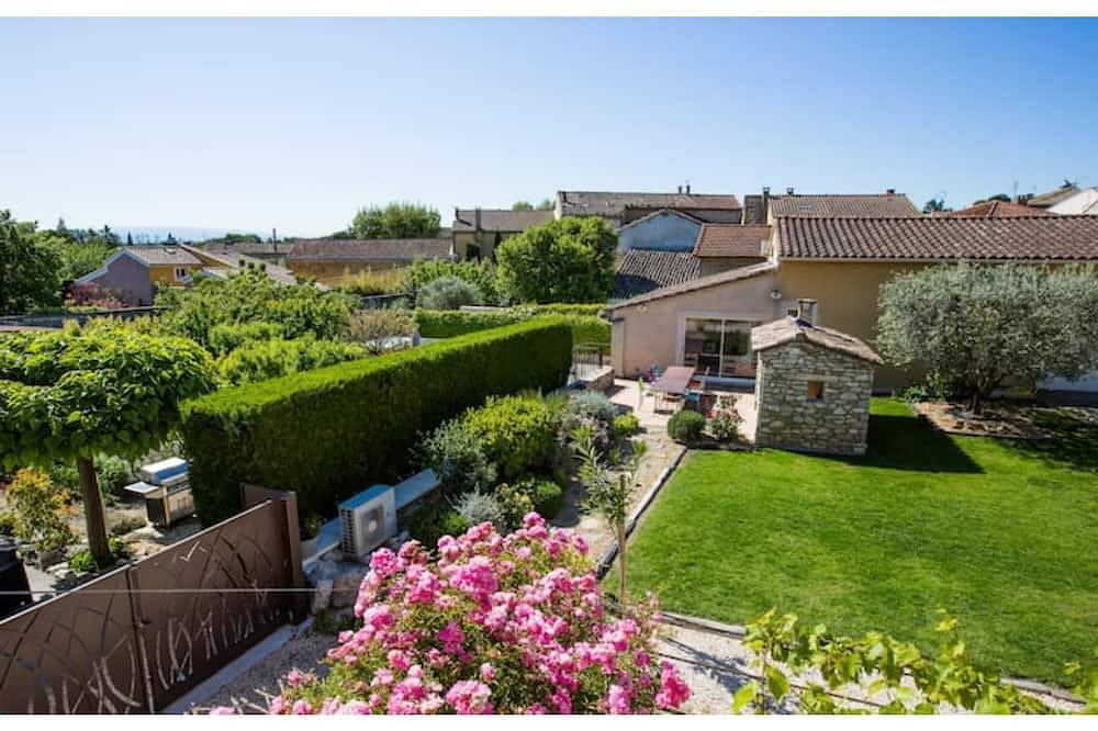L'Oustau de Famiho Air-conditioned gite in renovated farmhouse near Avignon swimming pool in Châteauneuf-de-Gadagne, Vaucluse