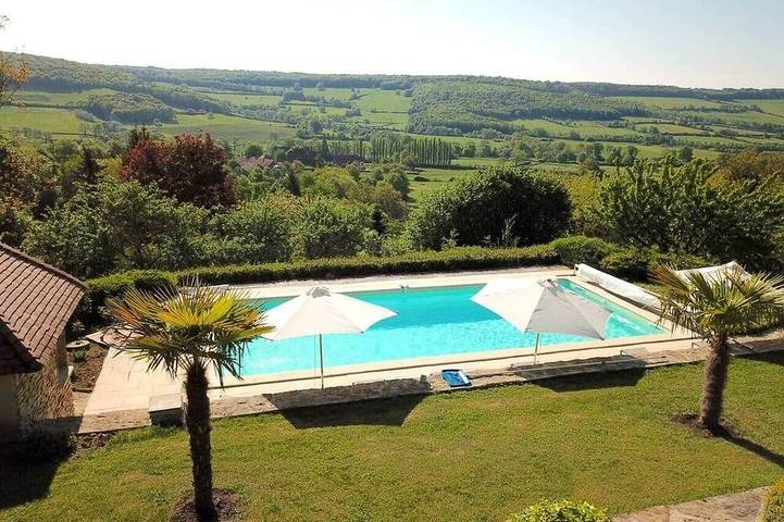 Location de vacances pour 5 personnes, avec jardin et piscine, animaux acceptés à Montoillot