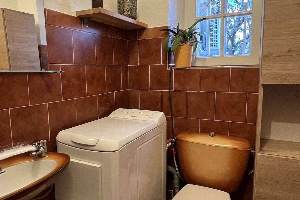 Appartement entier, Studio provençal, cachet, calme in Le Revest-les-Eaux, Côte méditerranéenne (France)