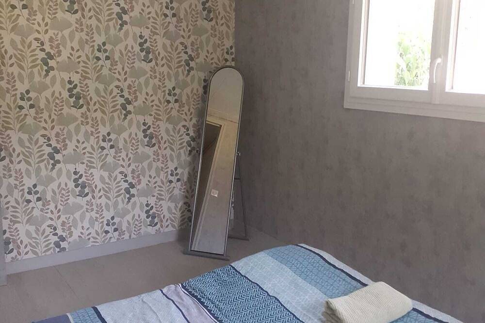 Room with private shower and toilet in Luynes in Luynes, Región de Tours