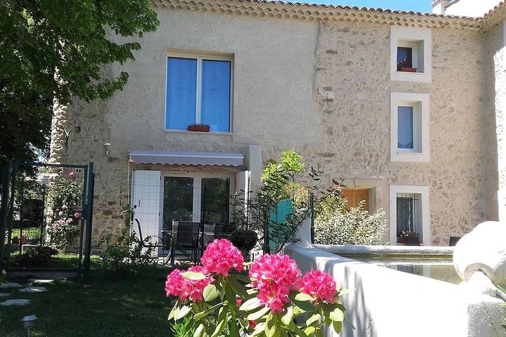 Gîte pour 4 personnes, avec Terrasse ainsi que Jardin et Piscine