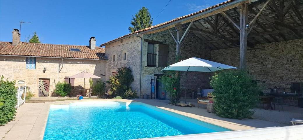 Location de vacances pour 2 personnes, avec Terrasse et Jardin ainsi que Piscine et Vue à Brux