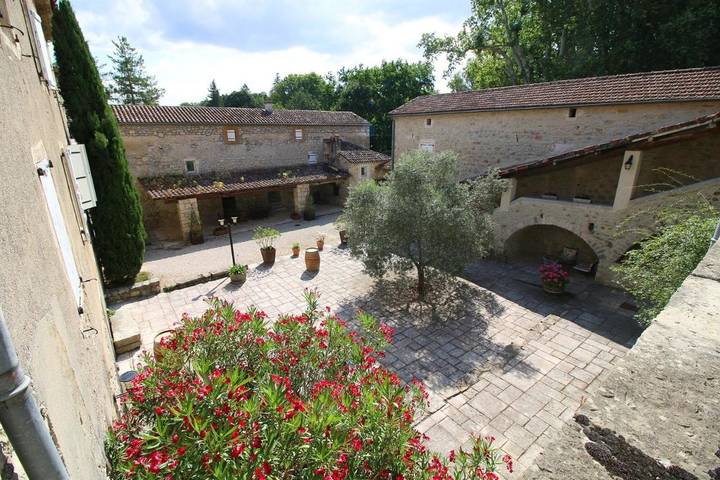 Hôtel pour 6 personnes, avec Terrasse ainsi que Jardin et Piscine à Grospierres