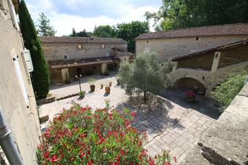 Hôtel pour 4 personnes, avec piscine et jardin à Grospierres