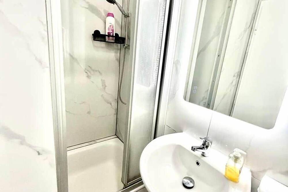 Twin room with | 2 single beds & desk room :12 in Wuppertal, Bergisch region