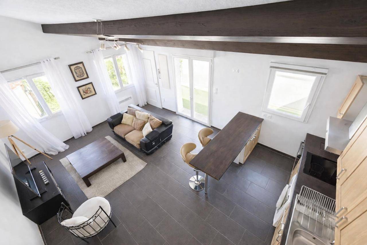 Appartement entier, Nouveau - L'Ensoleillé Terrasse & Atypique - 10 Min Plages - Serenité & Confort - Ideal Famille Parking et Wifi Gratuit - Offre Speciale in Cabestany, Côte d'Améthyste