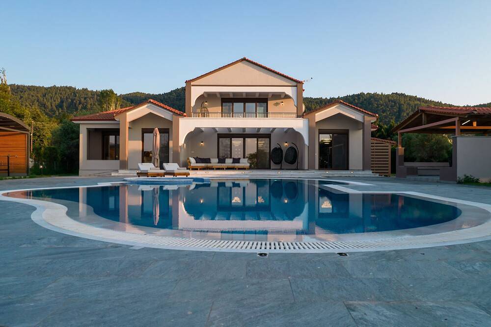 Epavli Alexandros: Luxurious Beachfront Villa in Vourvourou. in Vourvourou, Sithonia Halbinsel