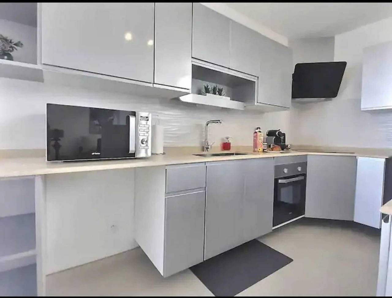 Apartamento entero, Apartamento acogedor con vista al mar en Fort-de-France, 40 m² in Martinica