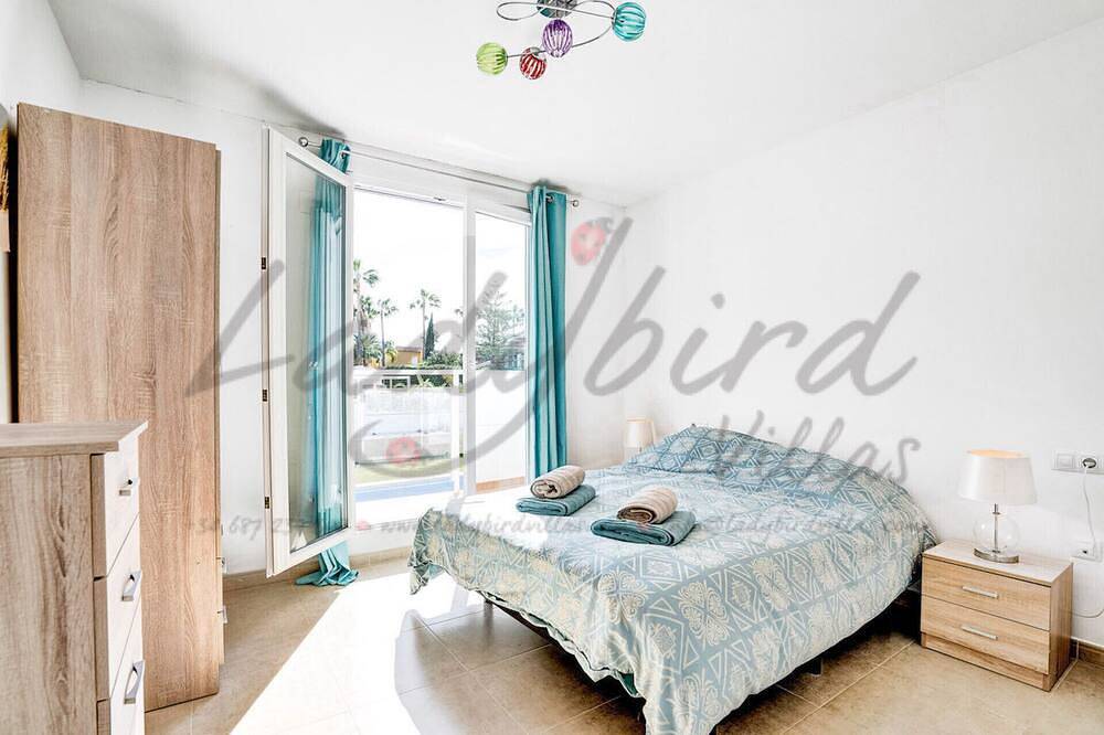 Spacieuse maison de ville de trois chambres avec piscine commune in Montgo, Dénia